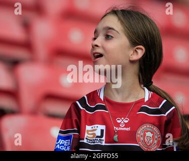 Wigan, Großbritannien. August 2021. Junger Wigan-Fan freut sich auf das Spiel in Wigan, Großbritannien am 8/25/2021. (Foto von Conor Molloy/News Images/Sipa USA) Quelle: SIPA USA/Alamy Live News Stockfoto