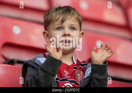 Wigan, Großbritannien. August 2021. Junger Wigan-Fan freut sich auf das Spiel in Wigan, Großbritannien am 8/25/2021. (Foto von Conor Molloy/News Images/Sipa USA) Quelle: SIPA USA/Alamy Live News Stockfoto