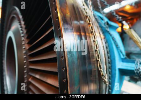 Demontierte Gasturbine zur Stromerzeugung. Details zu Rotorblättern und -Scheiben Stockfoto