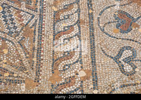 Teil des Mosaikbodens in der frühchristlichen Basilika in Almyrida. Kreta, Griechenland Stockfoto