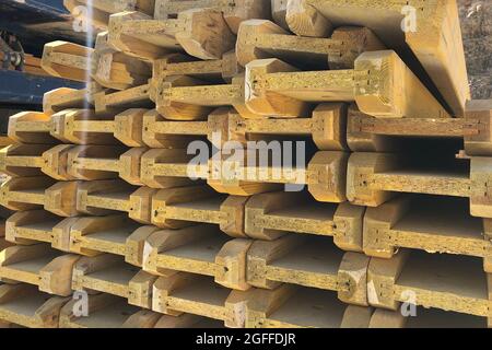 Gestapelte gelbe Holzschalungen Stockfoto