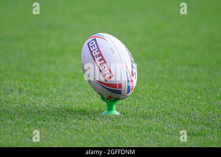 Wigan, Großbritannien. August 2021. Matchball auf seinem Trittsockel in Wigan, Großbritannien am 8/25/2021. (Foto von Conor Molloy/News Images/Sipa USA) Quelle: SIPA USA/Alamy Live News Stockfoto