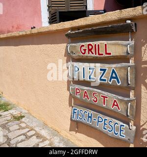 Werbung für ein typisches Restaurant in einer Gasse in der Altstadt von Krk in Kroatien Stockfoto