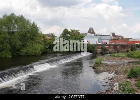 River Don Sheffield England entlang fünf Wehre Spaziergang am Walk Mill Weir Stockfoto