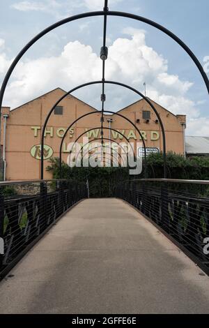 Fußweg über den Fluss Don. Entlang der fünf Wehre spazieren in Sheffield England Stockfoto