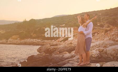 Mann und Frau genießen einander Stockfoto
