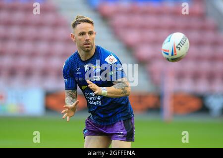 Wigan, Großbritannien. August 2021. Richie Myler (16) von Leeds Rhinos während der Aufwärmphase für das Spiel in Wigan, Vereinigtes Königreich am 8/25/2021. (Foto von Conor Molloy/News Images/Sipa USA) Quelle: SIPA USA/Alamy Live News Stockfoto