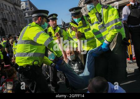 LONDON, ENGLAND - 25 2021. AUGUST, die Demonstranten von Extinction Rebellion kleben sich auf Objekte und Boden auf dem Oxford Circus Credit: Lucy North/Alamy Live News Stockfoto