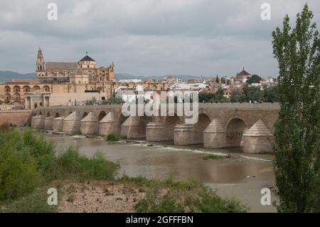 Die römische Brücke über den Fluss Guadalquivir und die Moschee-Kathedrale von Cordoba, Cordoba, Provinz Cordoba, Andalusien, Spanien Stockfoto