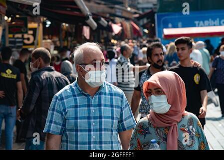 Istanbul, Türkei 25. August 2021 EIN türkisches Paar, das während der Pandemie Covid-19 AUF einem belebten Markt in Istanbul, Türkei, Schutzmasken trug Stockfoto