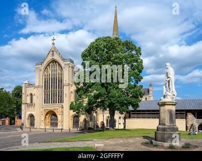 Norwich Cathedral mit einer Statue von Admiral Lord Nelson rechts, Norwich, Norfolk, East Anglia, England, VEREINIGTES KÖNIGREICH Stockfoto