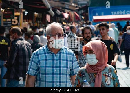 Istanbul, Türkei 25. August 2021 EIN türkisches Paar, das während der Pandemie Covid-19 AUF einem belebten Markt in Istanbul, Türkei, Schutzmasken trug Stockfoto