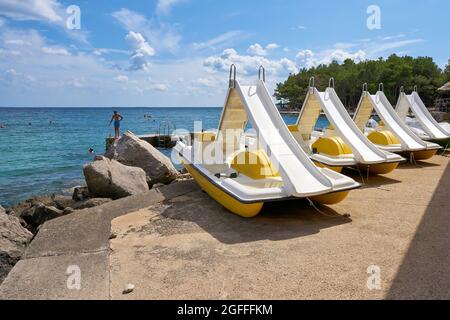 Tretboote auf dem Strand in der Nähe der Stadt Krk an der Adria in Kroatien Stockfoto