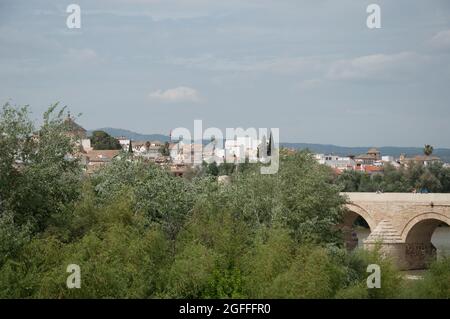 Die römische Brücke über den Fluss Guadalquivir und die Stadt Cordoba, Cordoba, Provinz Cordoba, Andalusien, Spanien Stockfoto