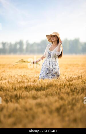 Glückliche junge Frau im Weizenfeld Stockfoto