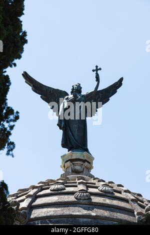 Madrid, Spanien; 6. Juni 2021: Schutzengel mit Togo und einem Kreuz in der Hand, das von der Kuppel, dem Pantheon von Perinat, bewacht wird. Der Architekt, der des Stockfoto