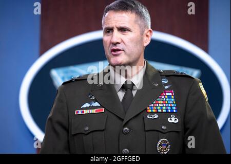 Arlington, Vereinigte Staaten Von Amerika. August 2021. Der Generalmajor der US-Armee, General Hank Taylor, hält die tägliche Pressekonferenz zu Afghanistan am 25. August 2021 im Pentagon in Arlington, Virginia. Quelle: Planetpix/Alamy Live News Stockfoto