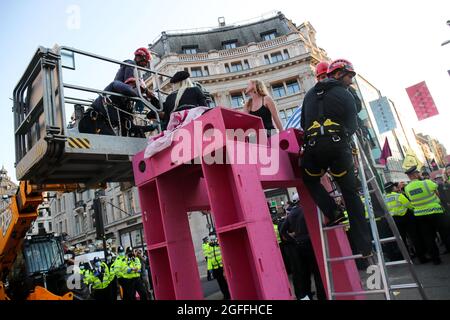 LONDON, ENGLAND - 25. AUGUST, LONDON, ENGLAND - 25 2021. AUGUST, die Polizei benutzt einen "Kirschpflücker", um die vom Aussterben bedrohten Protestierenden zu beseitigen, die sich am Mittwoch, 25. August 2021, im Oxford Circus, London, an Gegenständen und Boden geklebt haben. (Kredit: Lucy North | MI News) Kredit: MI Nachrichten & Sport /Alamy Live News Stockfoto