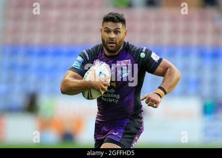 Wigan, Großbritannien. August 2021. Rhyse Martin (12) von Leeds Rhinos läuft mit dem Ball in Wigan, Vereinigtes Königreich am 8/25/2021. (Foto von Conor Molloy/News Images/Sipa USA) Quelle: SIPA USA/Alamy Live News Stockfoto