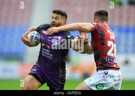 Wigan, Großbritannien. August 2021. Rhyse Martin (12) aus Leeds Rhinos wird am 8/25/2021 von Harry Smith (20) aus Wigan Warriors in Wigan, Großbritannien, angegangen. (Foto von Conor Molloy/News Images/Sipa USA) Quelle: SIPA USA/Alamy Live News Stockfoto