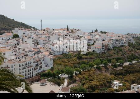 Blick auf das Mittelmeer vom Mirador, Frigiliana, Provinz Malaga, Andalusien, Spanien. Frigiliana ist eine kleine Stadt in der Nähe von Nerja, aber in den Bergen Stockfoto