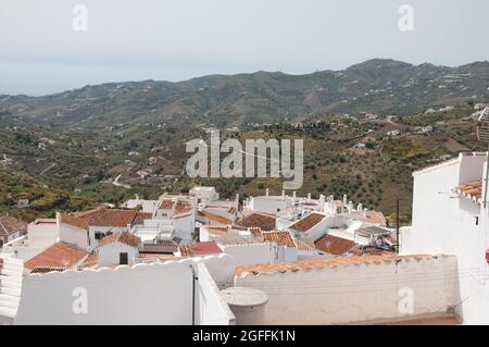 Blick auf die Berge und Dächer vom Mirador, Frigiliana, Provinz Malaga, Andalusien, Spanien. Frigiliana ist eine kleine Stadt in der Nähe von Nerja, aber in t Stockfoto