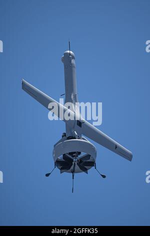 Das VBAT Unmanned Aerial Drone System der US Navy führt einen vertikalen Abhub vom Flugdeck des Amphibientransportsdocks USS Portland am 17. August 2021 im Pazifischen Ozean durch. Stockfoto
