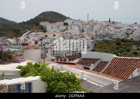 Blick auf Frigiliana von oben, Frigiliana, Provinz Malaga, Andalusien, Spanien. Frigiliana ist eine kleine Stadt in der Nähe von Nerja, aber in den Bergen und wissen Stockfoto