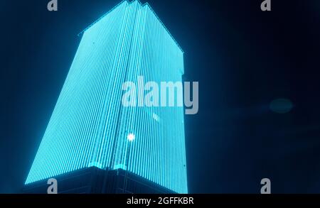 LED Außenmedien Fassade, Digital Signage Bildschirm. Außenfassadenbeleuchtung auf hohen Bürogebäude, LED-Wandleuchte, architektonische Medienbeleuchtung. Stockfoto