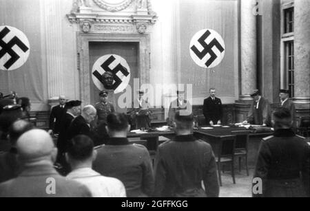 Roland Freisler bei einem Prozess vor dem Nazi-Volksgericht. Quelle: Deutsches Bundesarchiv Stockfoto