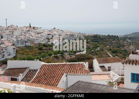 Blick auf das Mittelmeer vom Mirador, Frigiliana, Provinz Malaga, Andalusien, Spanien. Frigiliana ist eine kleine Stadt in der Nähe von Nerja, aber in den Bergen Stockfoto