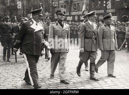 Hermann Göring, Graf Ciano, Adolf Hitler und Benito Mussolini gehen zusammen Stockfoto