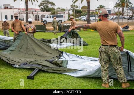 Rota, Spanien. August 2021. Seabees der US-Marine vom mobilen Baubataillon der Marine stellten Zelte als provisorische Unterbringung auf, als sie sich auf die Aufnahme afghanischer Flüchtlinge aus Kabul auf der Marinestation Rota am 24. August 2021 in Rota, Spanien, vorbereiten. NS Rota wird im Rahmen der Operation Allies Refuge für Evakuierte aus Afghanistan provisorische Unterkünfte bereitstellen. Quelle: Planetpix/Alamy Live News Stockfoto