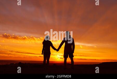 Romantischer Abend für ein verliebten Paar. Silhouette unkenntlich glücklich Mann und Frau. Stockfoto