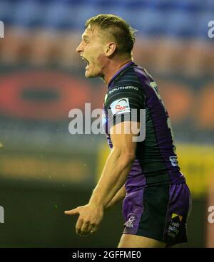 Wigan, Großbritannien. August 2021. Brad Dwyer (14) von Leeds Rhinos feiert seinen Versuch in Wigan, Großbritannien am 8/25/2021. (Foto von Conor Molloy/News Images/Sipa USA) Quelle: SIPA USA/Alamy Live News Stockfoto