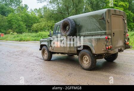 Land Rover Defender der britischen Armee bei Militärübung Salisbury Plain, Wiltshire, Großbritannien Stockfoto