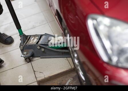 Hydraulischer Wagenheber zum Anheben des Fahrzeugs in der Autoreparatur. Stockfoto