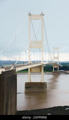 Blick auf die Severn Bridge, die England und Wales über den Fluss Severn UK verbindet Stockfoto