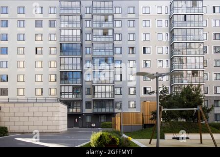 Sankt Petersburg, Russland - 17. August 2021: Baustelle. Hochhaus. Innenhaus mit Landschaftsgestaltung Stockfoto