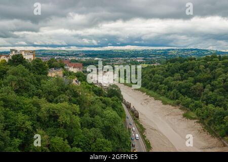 Blick auf das weltberühmte Isambard Kingdom Brunel entwarf die Clifton Hängebrücke über den Fluss Avon und Gorge, Bristol UK Stockfoto