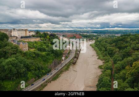 Blick auf das weltberühmte Isambard Kingdom Brunel entwarf die Clifton Hängebrücke über den Fluss Avon und Gorge, Bristol UK Stockfoto