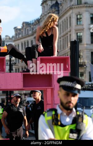 Oxford Circus, London, Großbritannien. August 2021. Die Demonstranten vom Aussterben Rebellion im Oxford Circus bei der Impossible Rebellion. Kredit: Matthew Chattle/Alamy Live Nachrichten Stockfoto