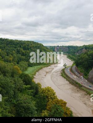 Blick auf das weltberühmte Isambard Kingdom Brunel entwarf die Clifton Hängebrücke über den Fluss Avon und Gorge, Bristol UK Stockfoto