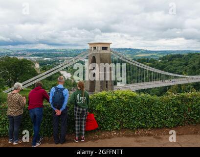 Eine Familie, die den Blick über das Isambard Kingdom Brunel schätzt, entwarf die Clifton-Hängebrücke über den Fluss Avon und Gorge in Bristol, Großbritannien Stockfoto