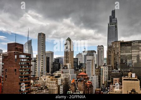 Graue Gewitterwolken wirken drohend über Midtown Manhattan, NYC, USA 2021 Stockfoto
