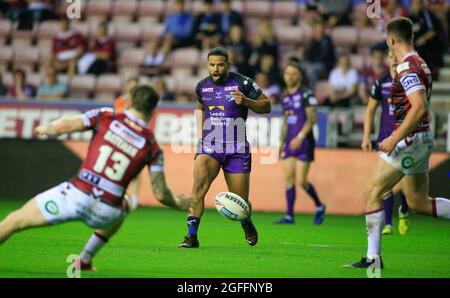 Wigan, Großbritannien. August 2021. Kruise Leeming (9) von Leeds Rhinos schießt am 8/25/2021 in Wigan, Großbritannien, den Ball nach vorne. (Foto von Conor Molloy/News Images/Sipa USA) Quelle: SIPA USA/Alamy Live News Stockfoto