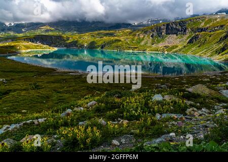 Der Goillet-See, ein künstliches Becken am Fuße des Matterhorns, dessen Staudamm in einem Jahrzehnt gebaut wurde Stockfoto