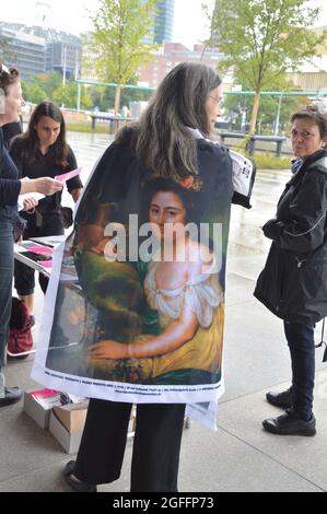 Fair-Share-Demonstration vor der Neuen Nationalgalerie in Berlin. Frauen verlangen in Zukunft einen höheren Anteil von Künstlerinnen in den Sammlungen der Berliner Nationalmuseen. 22. August 2021. Stockfoto