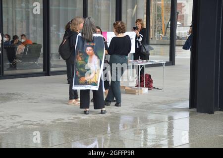 Fair-Share-Demonstration vor der Neuen Nationalgalerie in Berlin. Frauen verlangen in Zukunft einen höheren Anteil von Künstlerinnen in den Sammlungen der Berliner Nationalmuseen. 22. August 2021. Stockfoto