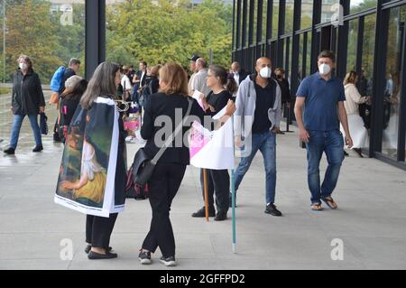 Fair-Share-Demonstration vor der Neuen Nationalgalerie in Berlin. Frauen verlangen in Zukunft einen höheren Anteil von Künstlerinnen in den Sammlungen der Berliner Nationalmuseen. 22. August 2021. Stockfoto